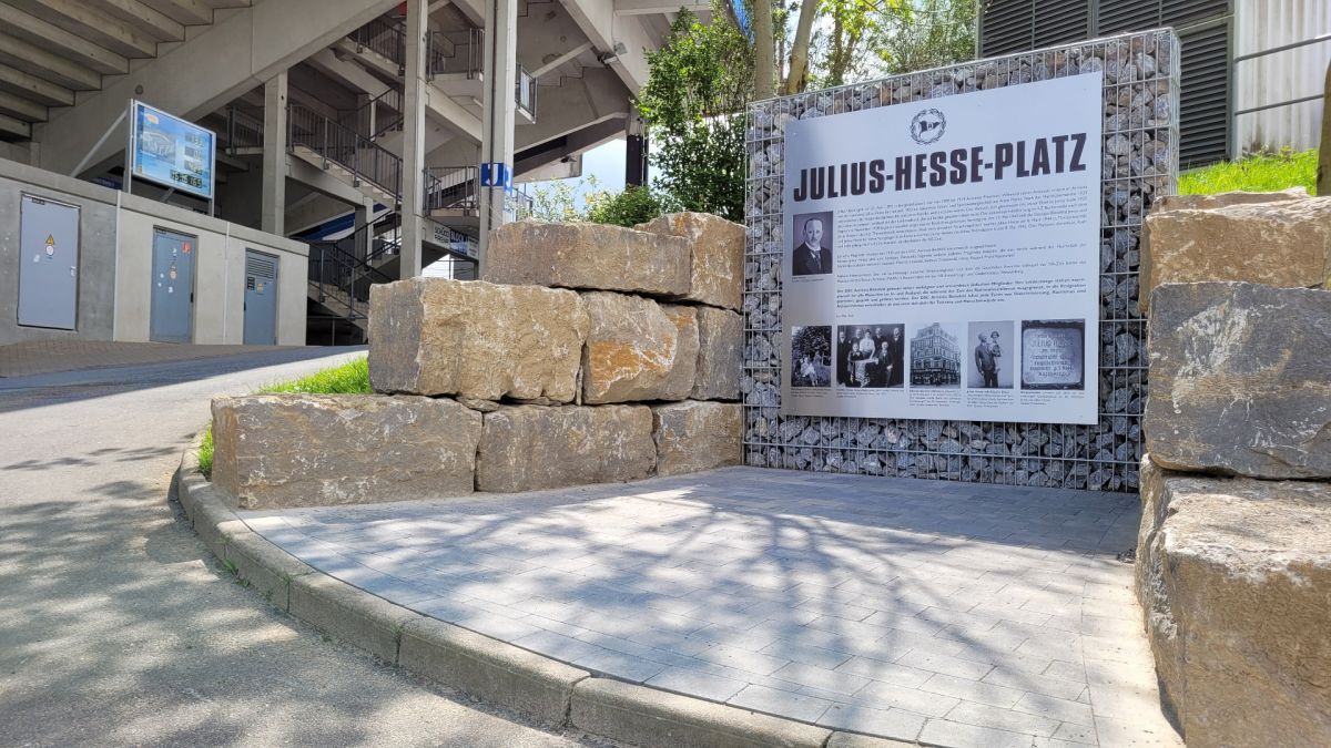 Der Gedenkort „Julius-Hesse-Platz “ hinter der Westtribüne des Stadions